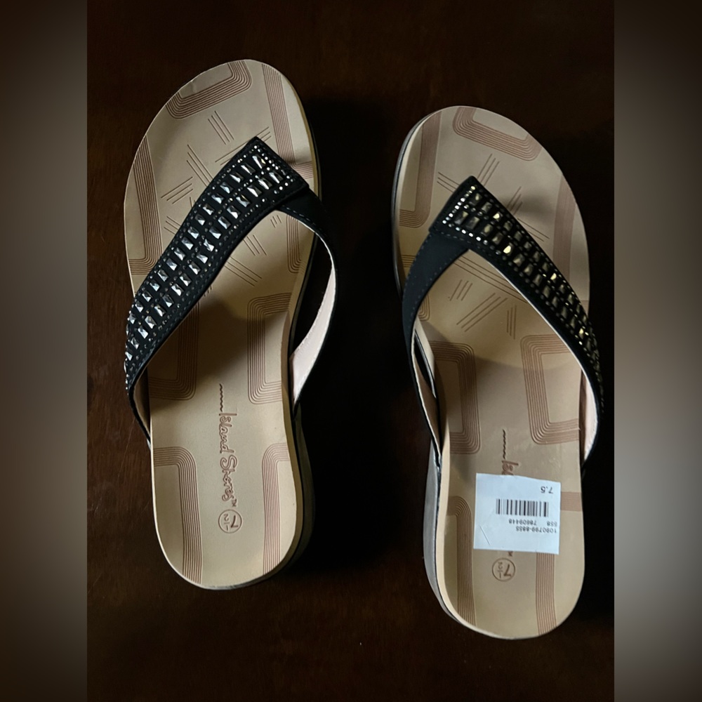 Island shores women slip on sandals size 7.5 Black